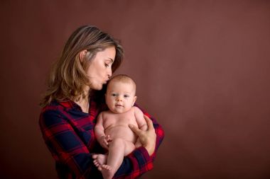 Genç anne, onun yeni doğan bebek çocuk okşama