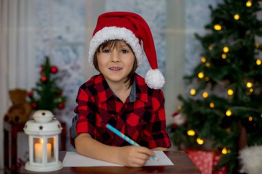 Sevimli küçük çocuk, Noel Baba'ya mektup yazma