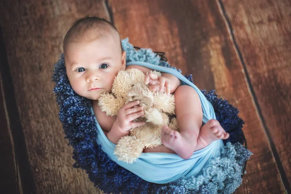 Pasgeboren baby jongetje, nieuwsgierig kijken naar camera — Stockfoto