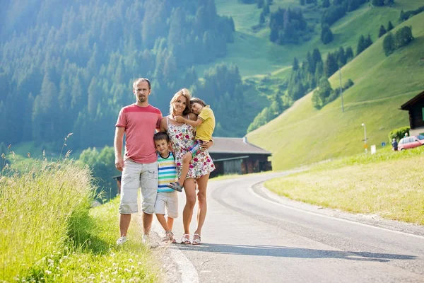 Молодая красивая семья, путешествующая в швейцарских Альпах — стоковое фото