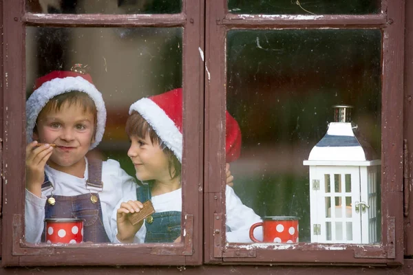 Dwa cute chłopców, bracia, patrząc przez okno, czekając na S — Zdjęcie stockowe