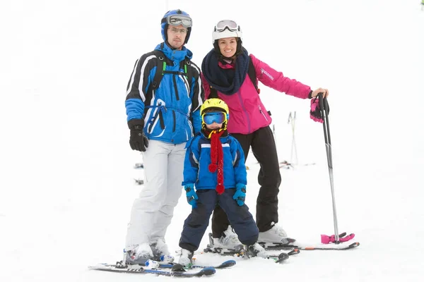 年轻快乐的家庭，有一个孩子，山上滑雪 — 图库照片