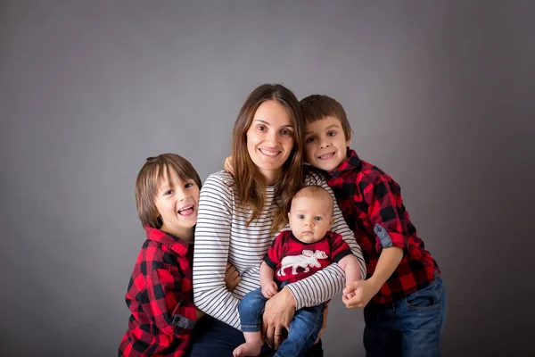 Familieportrett, isolert på grått, studiobilde – stockfoto