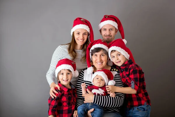 グレー、スタジオ画像に分離、家族のクリスマスの肖像画 — ストック写真