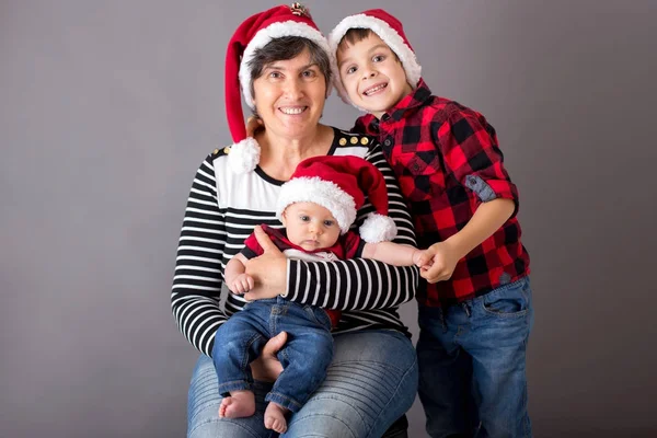 Ritratto natalizio di famiglia, isolato su grigio, immagine in studio — Foto Stock