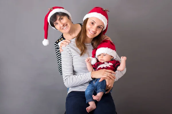 Portrait de famille de Noël, isolé sur gris, image studio — Photo