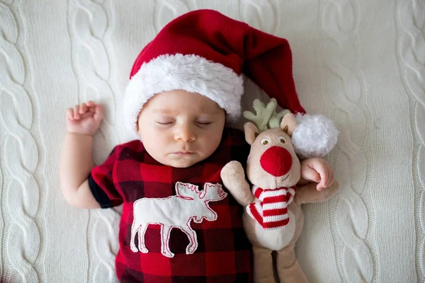 Menino recém-nascido adormecido, usando chapéu de Pai Natal — Fotografia de Stock