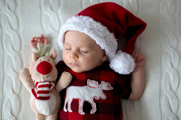 Slapende pasgeboren baby jongetje, het dragen van KERSTMUTS — Stockfoto