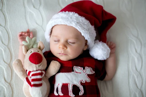 Petit garçon nouveau-né endormi, portant le chapeau de Père Noël — Photo