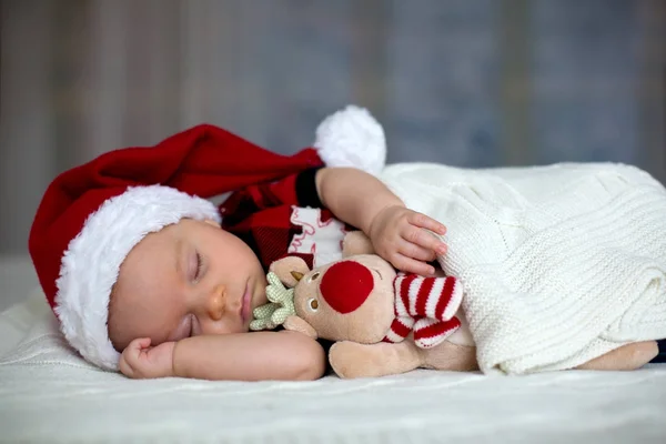 Piccolo bambino appena nato addormentato, indossa il cappello di Babbo Natale — Foto Stock