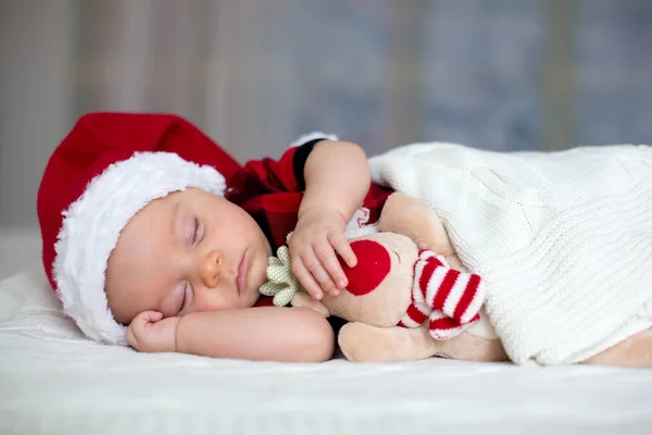 Menino recém-nascido adormecido, usando chapéu de Pai Natal — Fotografia de Stock