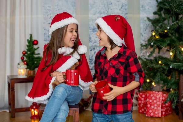 Lindos niños, niño y niña, divertirse en Navidad —  Fotos de Stock