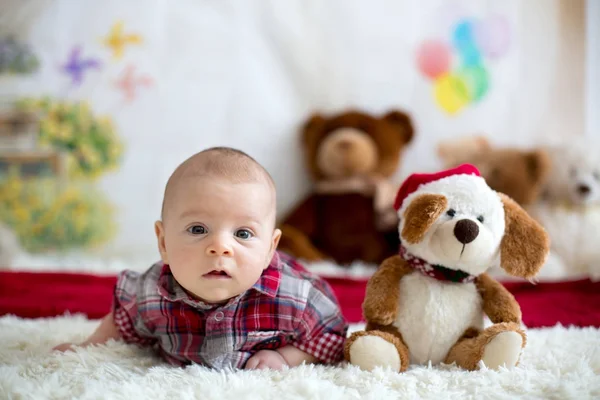 C に身を包んだかわいい男の子生まれたばかりの赤ちゃんのクリスマス ・ ポートレイト — ストック写真