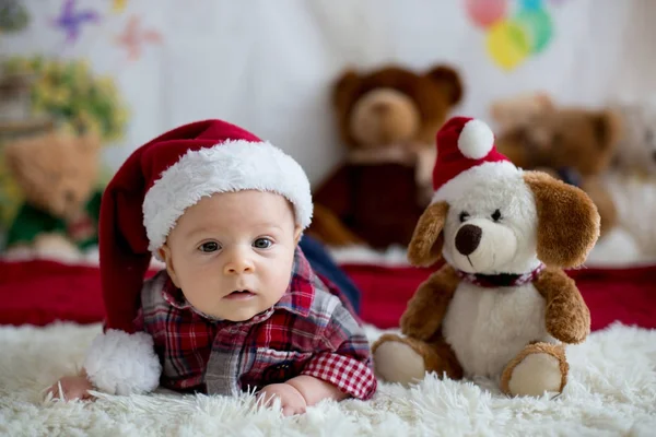 Retrato navideño de lindo bebé recién nacido, vestido en c —  Fotos de Stock