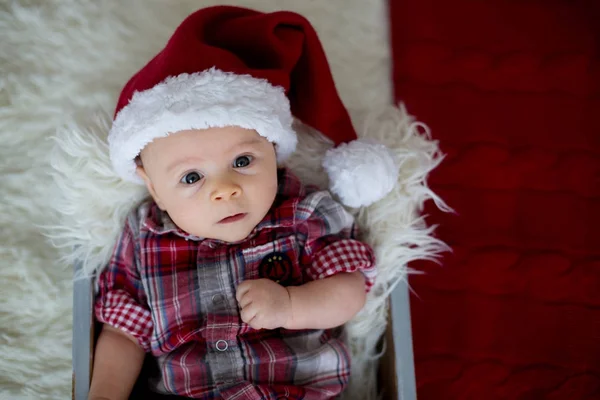 Weihnachtsporträt des niedlichen kleinen neugeborenen Jungen, gekleidet in — Stockfoto