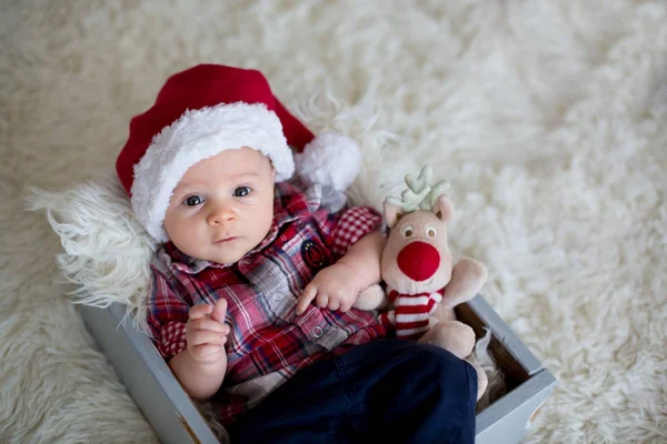 Portrait de Noël de mignon petit garçon nouveau-né, habillé en c — Photo