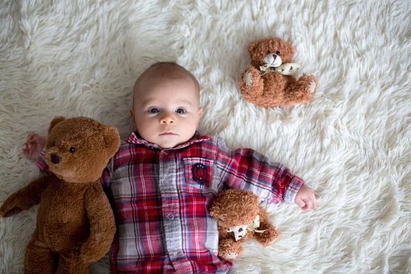 C に身を包んだかわいい男の子生まれたばかりの赤ちゃんのクリスマス ・ ポートレイト — ストック写真