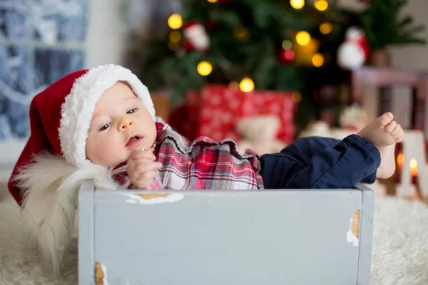 Vánoční portrét roztomilý chlapeček novorozeně, oblečený v c — Stock fotografie