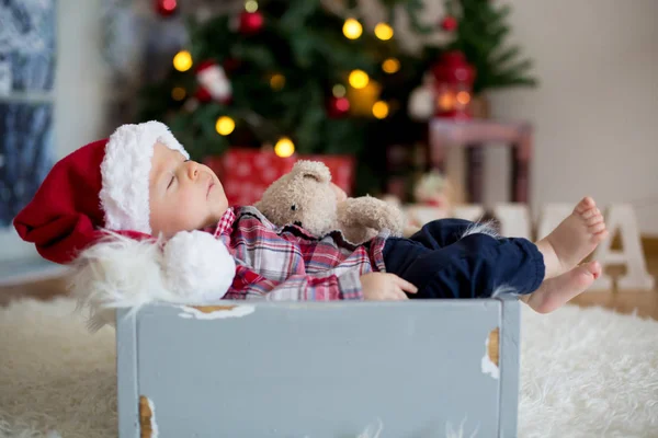 Vánoční portrét roztomilé spící novorozeně chlapce, oblečený v — Stock fotografie
