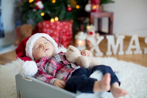 Vánoční portrét roztomilé spící novorozeně chlapce, oblečený v — Stock fotografie