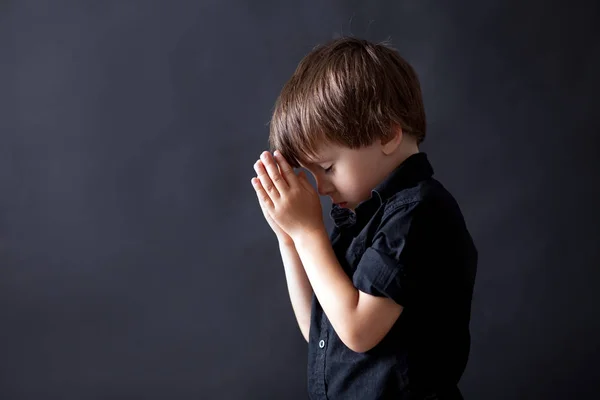 Niño pequeño rezando, niño rezando, fondo aislado — Foto de Stock