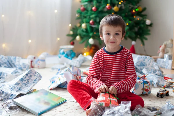 Dos niños dulces, regalos de apertura el día de Navidad —  Fotos de Stock