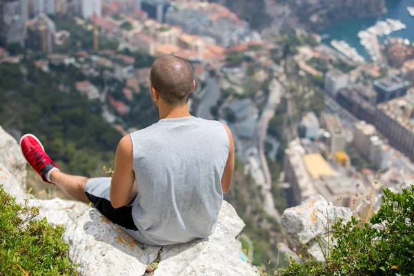 Jovem em uma colina acima de Mônaco, contemplando a vista — Fotografia de Stock