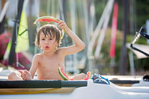 可爱的小女孩，男孩，在沙滩上吃西瓜 — 图库照片