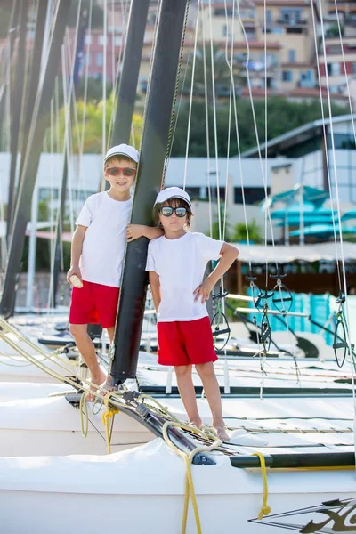 Duas crianças bonitas, irmãos meninos, de pé em um barco, sorriso — Fotografia de Stock