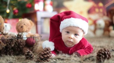 Küçük bebek yatağı, kış Kar manzarası açık Noel Baba giysili yeni doğan bebek portresi