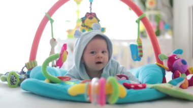 Şirin bebek çocuk ile asılı oyuncakları evde, Bebek etkinliği ve oyun geliştirme merkezi için erken bebek oynamak renkli jimnastiği. Evde oynayan çocuklar
