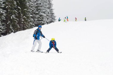 Genç çocuk, Avusturya Kayak merkezinde kar yamaçta Kayak