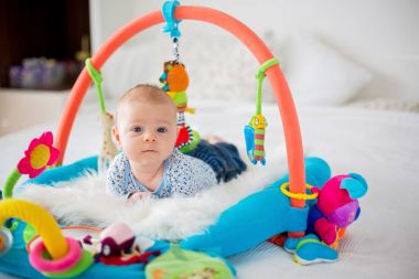 Şirin bebek çocuk oyuncakları evde asılı ile oynarken renkli jimnastiği