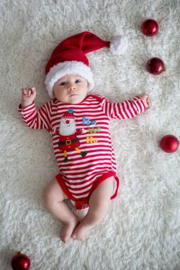 Sevimli küçük yeni doğan bebek çocuk Noel portresi