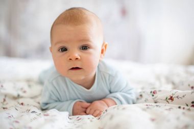 Bebek çocuk beyaz güneşli yatak odasında kış sabahı