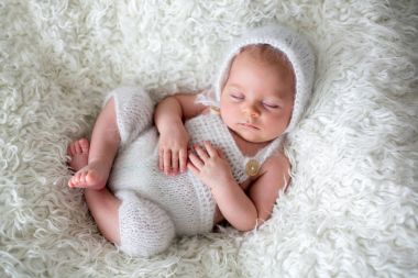 Güzel yeni doğan bebek çocuk, uyku