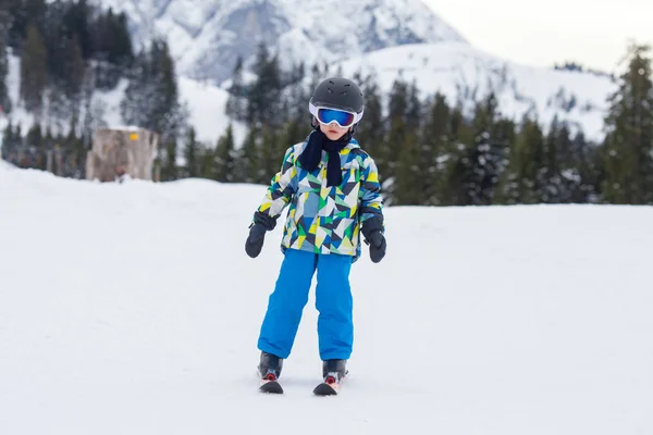 Young child, skiing on snow slope in ski resort in Austria — Stock Photo, Image