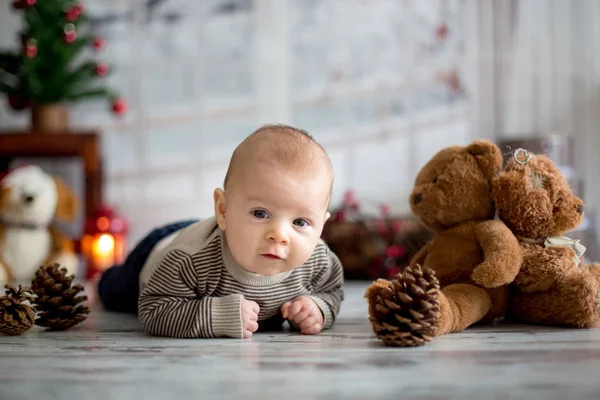 Vánoční portrét roztomilý chlapeček novorozeně — Stock fotografie