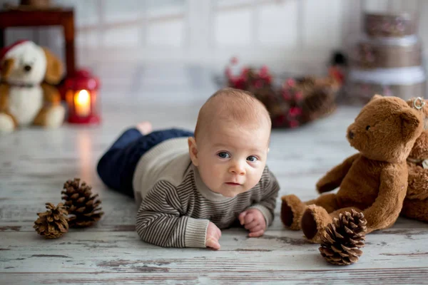 Boże Narodzenie portret ładny chłopczyk noworodka — Zdjęcie stockowe