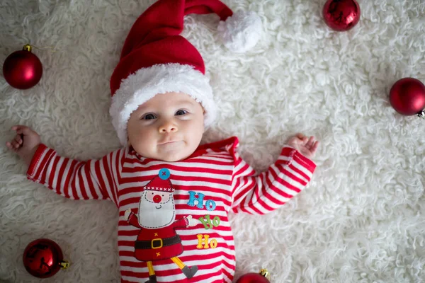 Weihnachtsporträt des süßen kleinen neugeborenen Jungen — Stockfoto