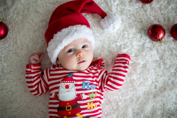 Weihnachtsporträt des süßen kleinen neugeborenen Jungen — Stockfoto