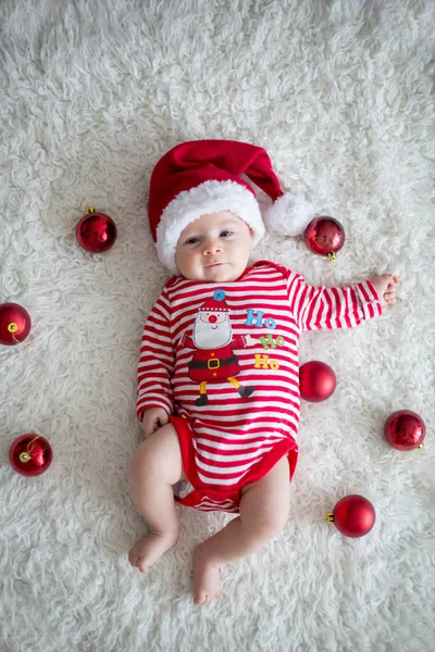 Portrait de Noël de mignon petit garçon nouveau-né — Photo
