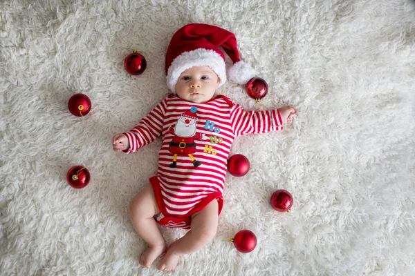 かわいい新生児男の子のクリスマス ・ ポートレイト — ストック写真