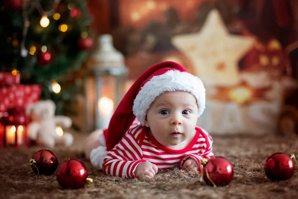 Sevimli küçük yeni doğan bebek çocuk Noel portresi — Stok fotoğraf