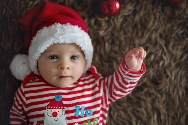 Kerst portret van schattige kleine pasgeboren babyjongen — Stockfoto