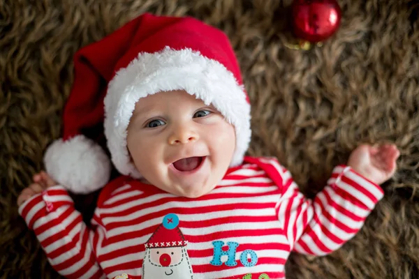 Retrato navideño de lindo bebé recién nacido — Foto de Stock