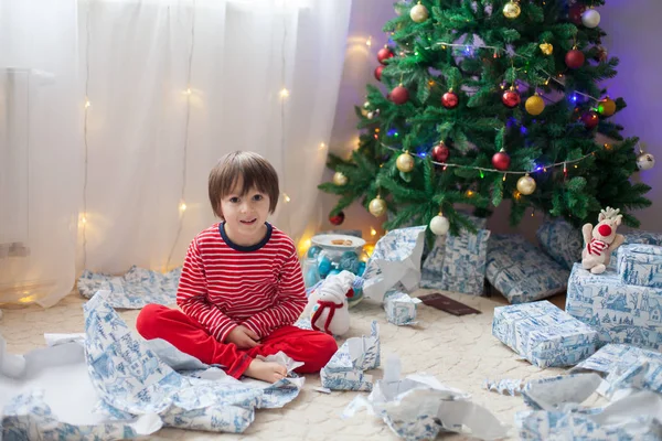 Dois meninos doces, presentes de abertura no dia de Natal — Fotografia de Stock