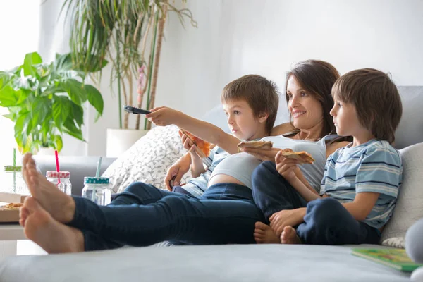 Gelukkige jonge familie, zwangere moeder en twee jongens, eten lekker p — Stockfoto