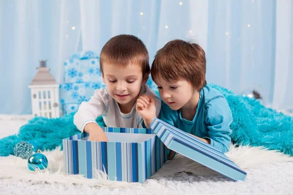 Schattige kinderen, jongen broers, spelen met Kerstmis decorati — Stockfoto