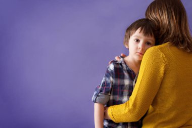Annesi evde sarılma üzgün küçük bir çocuk, çocuk,